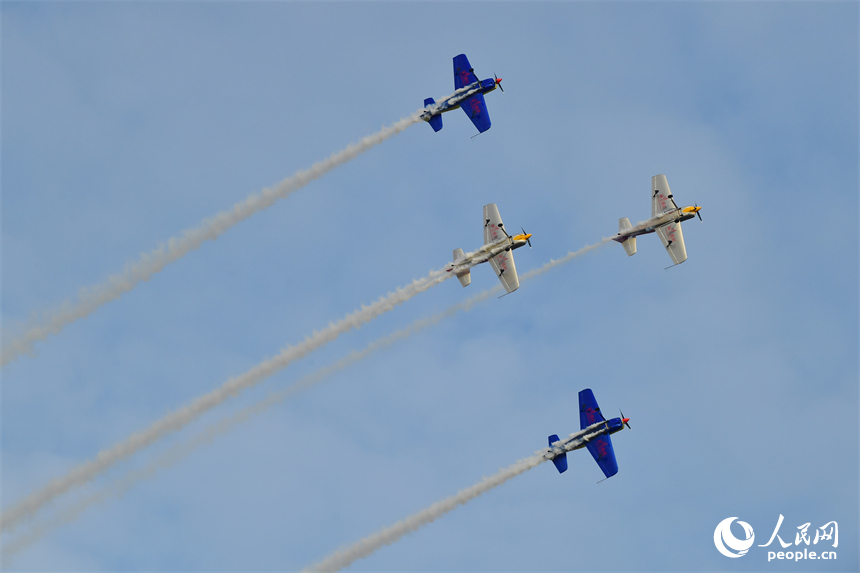 歐洲“空中駭客”飛行表演隊在瑤湖機場上空表演。人民網記者 時雨攝