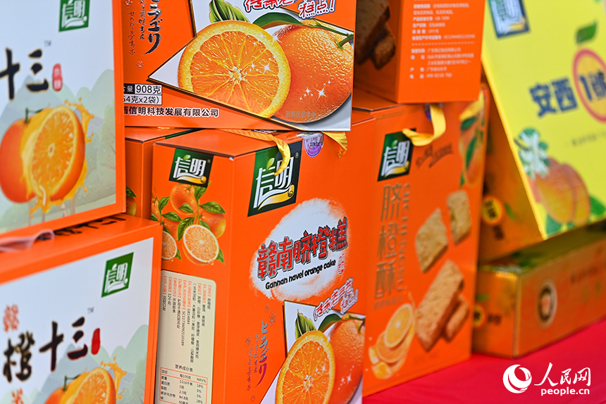 采購商和游客前來洽談臍橙訂單，品嘗臍橙特色美食。人民網 朱海鵬攝