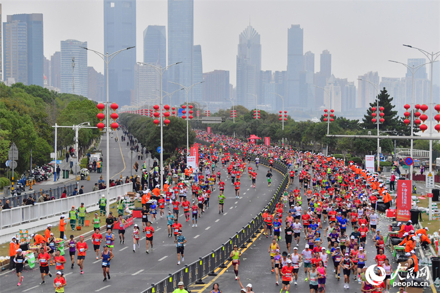 來自全國各地的3.2萬名跑者奔跑在贛江畔的賽道上，在奔跑中深度感受南昌的多元魅力。人民網記者 時雨攝