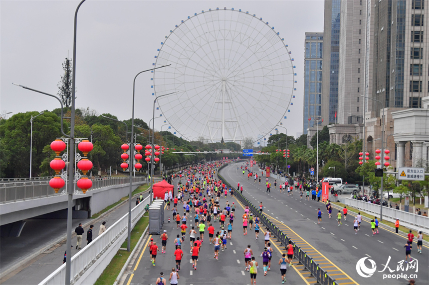 來自全國各地的3.2萬名跑者奔跑在贛江畔的賽道上，在奔跑中深度感受南昌的多元魅力。人民網記者 時雨攝
