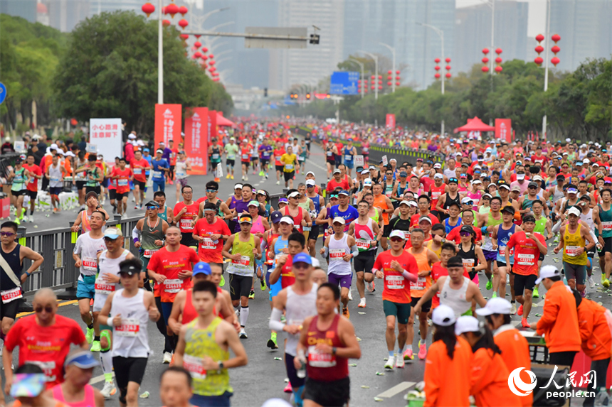 來自全國各地的3.2萬名跑者奔跑在贛江畔的賽道上，在奔跑中深度感受南昌的多元魅力。人民網記者 時雨攝