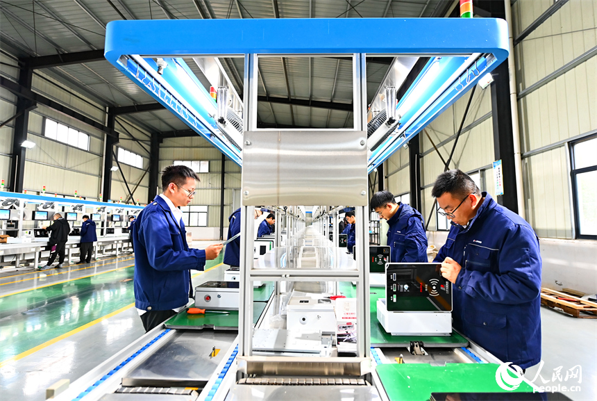 工人在生產測試新能源汽車智能充電樁。人民網 朱海鵬攝