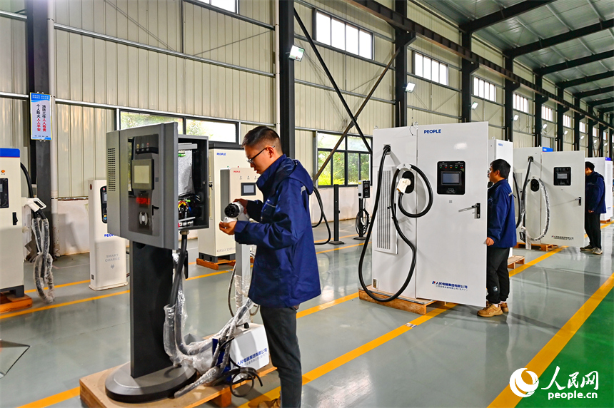 工人在生產測試新能源汽車智能充電樁。人民網 朱海鵬攝