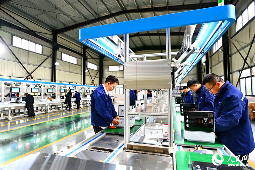 工人在生產測試新能源汽車智能充電樁。人民網 朱海鵬攝