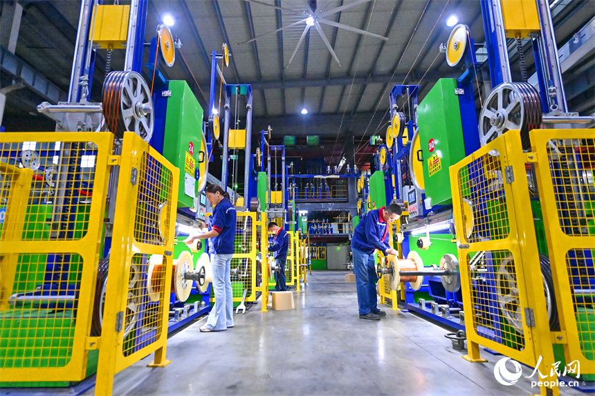 位于撫州市崇仁縣高新技術園區的一家電氣公司智能化生產車間內，工人在趕制電磁線訂單產品。人民網 朱海鵬攝