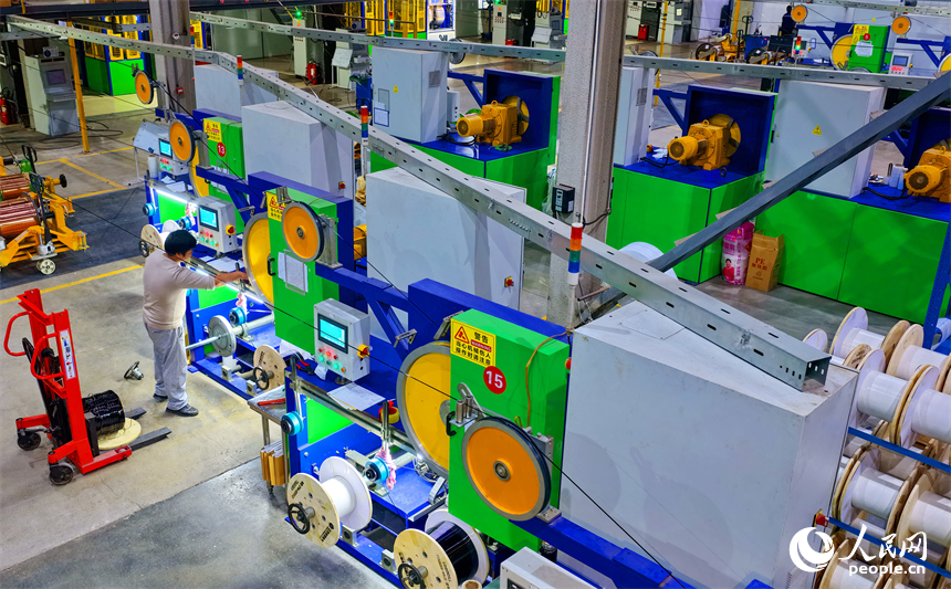 位于撫州市崇仁縣高新技術園區的一家電氣公司智能化生產車間內，工人在趕制電磁線訂單產品。人民網 朱海鵬攝