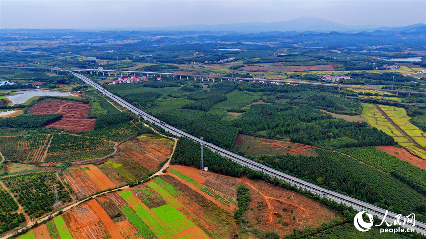 樟樹市觀上鎮一帶，公路、鐵路縱橫交錯，廣袤田園與青山綠樹交相輝映，冬日風景宜人。人民網 朱海鵬攝