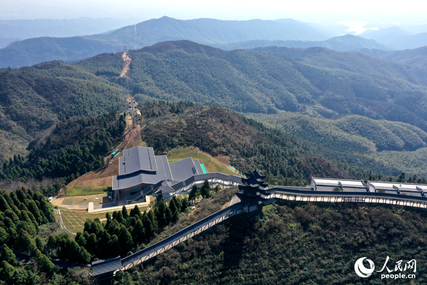 南昌梅嶺云端索道將于11月30日首航，這也是全國最長的城市交通觀景索道。人民網記者 時雨攝