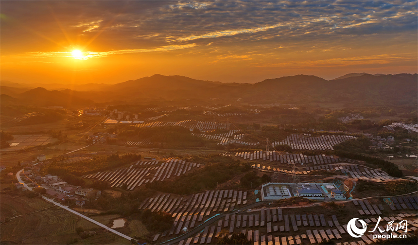 撫州市廣昌縣千善鄉的華潤廣昌千善光伏項目基地，鱗次櫛比的光伏板熠熠生輝。人民網記者 朱海鵬攝
