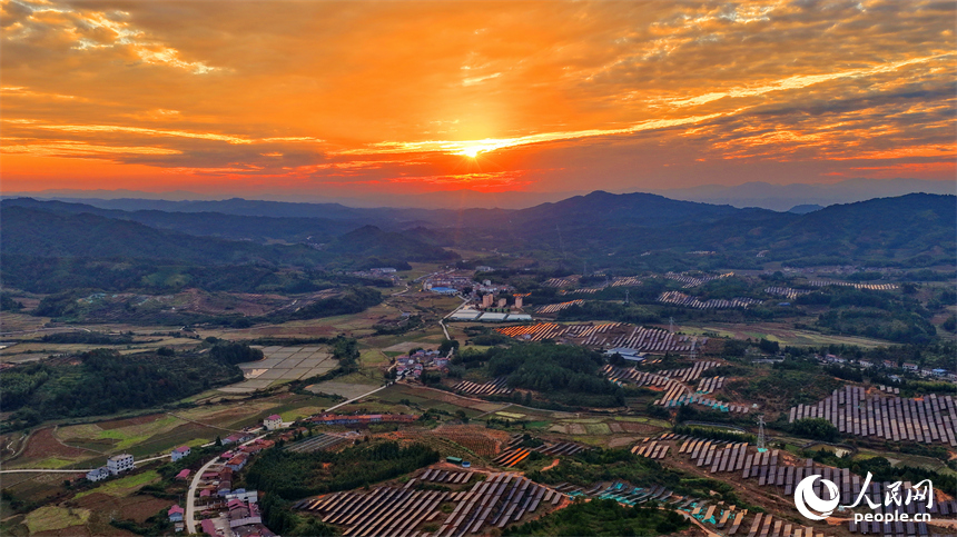 撫州市廣昌縣千善鄉的華潤廣昌千善光伏項目基地，鱗次櫛比的光伏板熠熠生輝。人民網記者 朱海鵬攝
