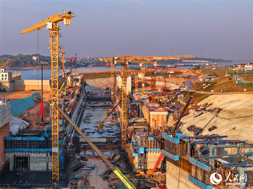 位于豐城市的贛江龍頭山樞紐塔吊林立，工人在加緊建設水利樞紐二線船閘。人民網記者 朱海鵬攝