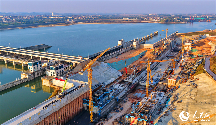 位于豐城市的贛江龍頭山樞紐塔吊林立，工人在加緊建設水利樞紐二線船閘。人民網記者 朱海鵬攝