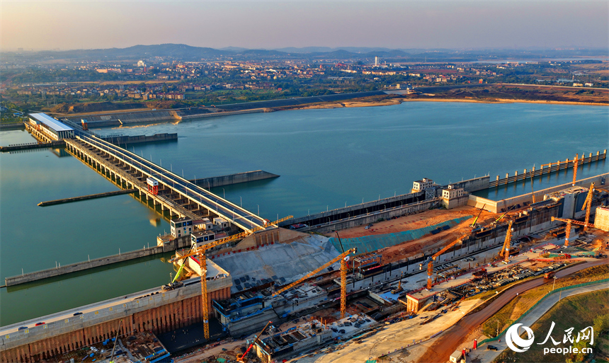位于豐城市的贛江龍頭山樞紐塔吊林立，工人在加緊建設水利樞紐二線船閘。人民網記者 朱海鵬攝