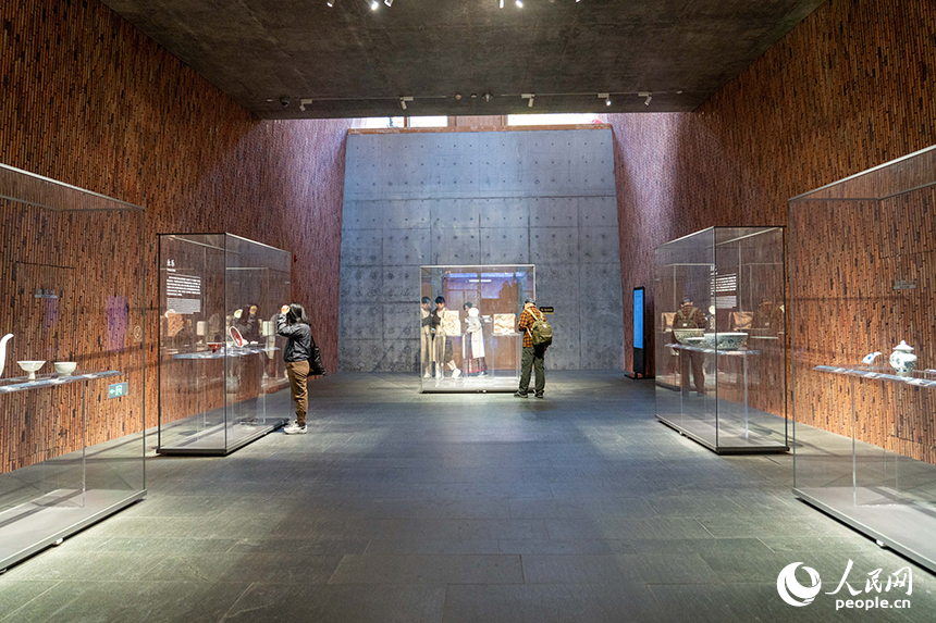 景德鎮御窯博物館內，修復的古瓷文物展品吸引游客駐足拍照。人民網 龍楚良攝