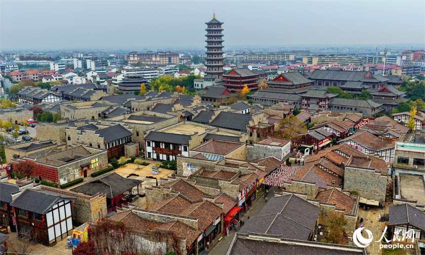 位于撫州市臨川區的文昌里歷史文化街區,一棟棟贛派建筑以其獨特的歷史風貌和文化底蘊,吸引游客紛至沓來。人民網記者 朱海鵬攝