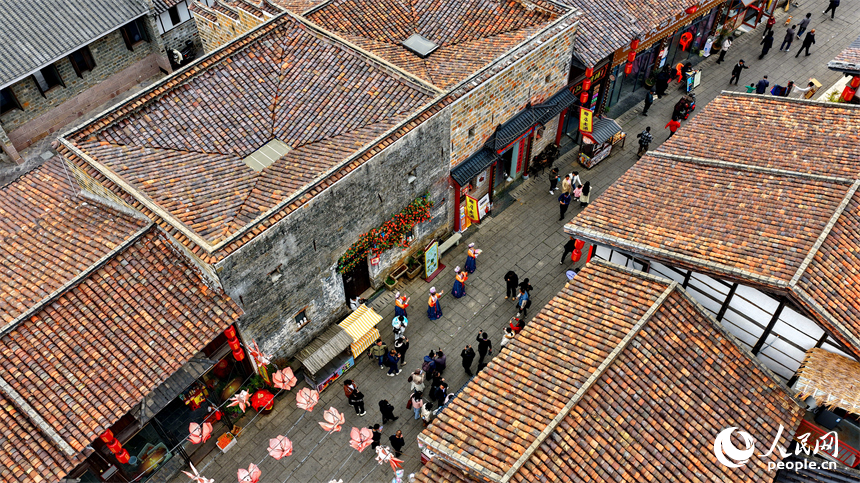 位于撫州市臨川區的文昌里歷史文化街區，一棟棟贛派建筑以其獨特的歷史風貌和文化底蘊，吸引游客紛至沓來。人民網記者 朱海鵬攝