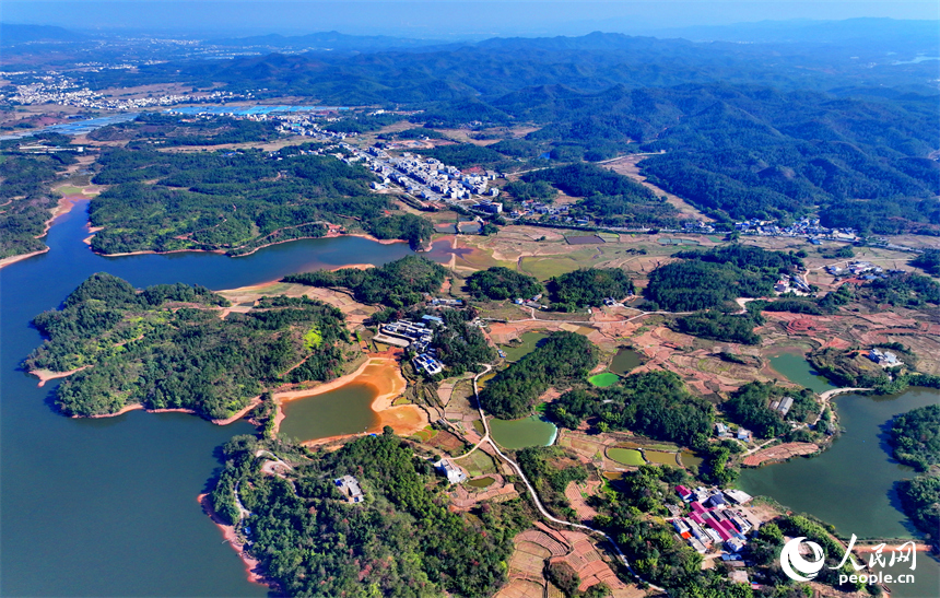 贛州市信豐縣正平鎮聯合村，車輛往來穿行，通村公路連通村莊、田園和蔬菜種植基地，勾勒出多彩斑斕的冬日鄉村圖景。人民網記者 朱海鵬攝