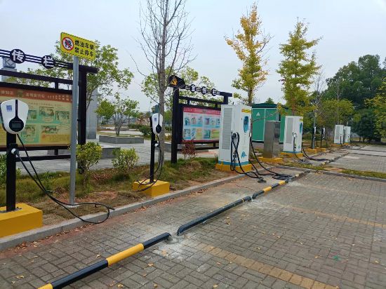 上富富溪廣場充電站均處于空閑狀態。黃凱攝