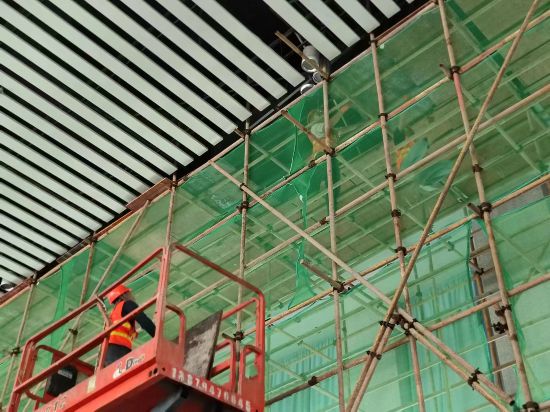 多名架工協作進行安全板鋪設作業。人民網 彭姝婷攝