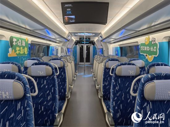 我國首列氫能源市域列車由位于吉林省的中車長客股份有限公司自主研制，該列車不燒油，不取電，可實現零碳排放。人民網記者 馬俊華攝