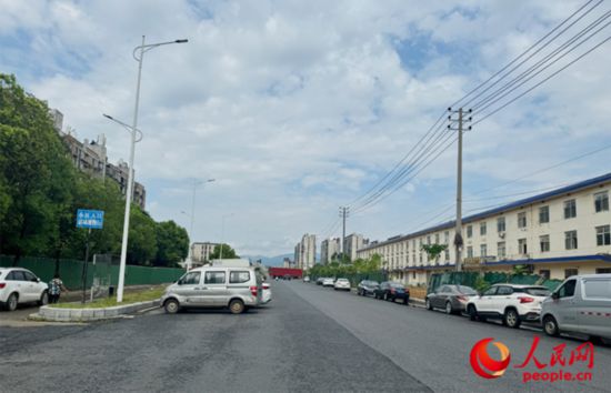 麗水佳園小區入口外及長富大道上停滿了車輛。人民網記者 邱燁攝